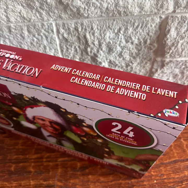 "Färgglad adventskalender 2024 med 24 luckor, julig design, papper, 21x18x3 cm, perfekt för familjeglädje i december."