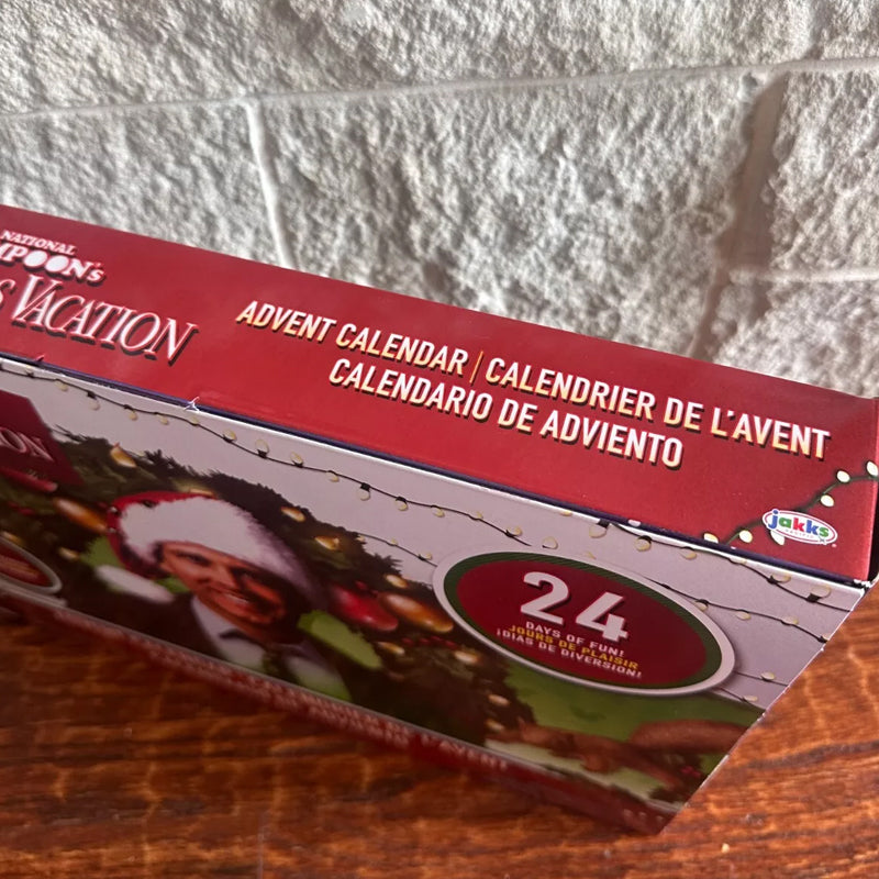 "Färgglad adventskalender med 24 luckor, lämplig för familjer. Perfekt juldekoration för ett hemtrevligt och festligt inslag.