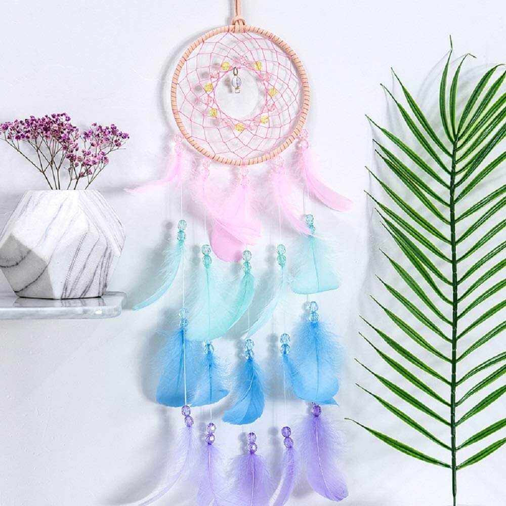 "Färgglad drömfångare med eleganta fjädrar och handvävd design, perfekt bohemisk dekoration för sovrummet."