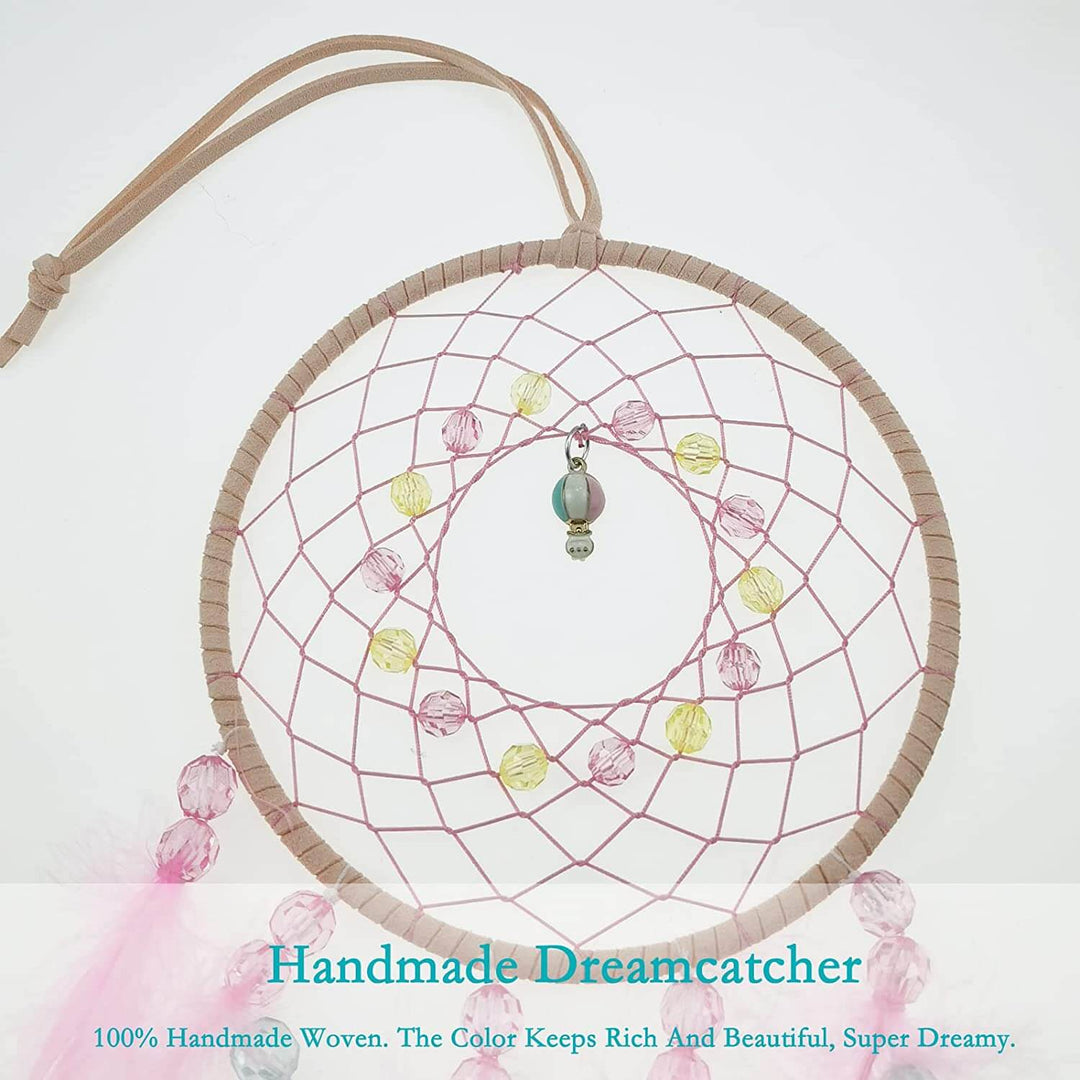"Färgglad drömfångare med eleganta fjädrar och handvävd design, perfekt bohemisk dekoration för sovrummet."