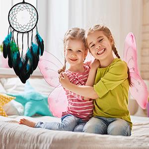 "Färgglad drömfångare med eleganta fjädrar och handvävd design, perfekt bohemisk dekoration för sovrummet."