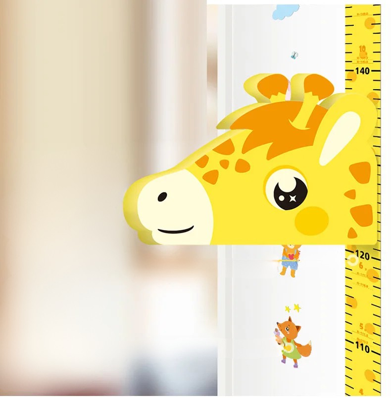 "Färgglad flyttbar längdmätare för barn med djurmotiv som apa, giraff och pingvin, perfekt för skadefri väggmätning."
