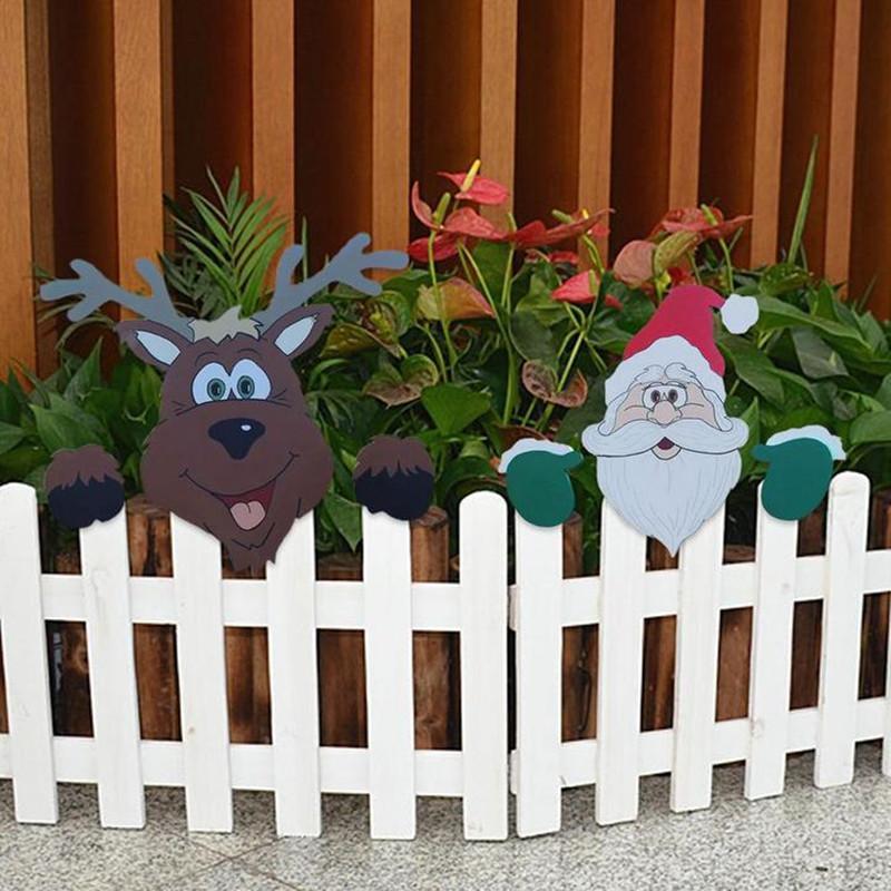 "Färgglad julstaketdekoration med älgar och snögubbar för utomhusbruk, ger trädgården festlig julstämning."