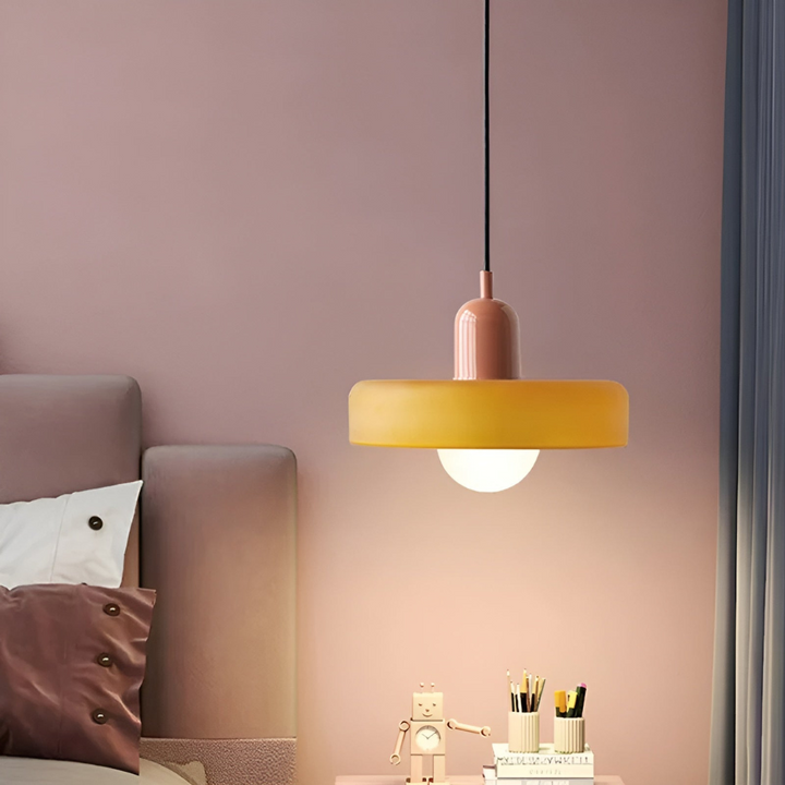 "Färgglad justerbar taklampa i glas, modern design med eleganta linjer och levande färger för stilfull belysning."