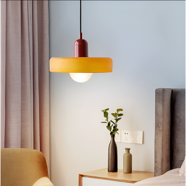 "Färgglad justerbar taklampa i glas, modern design med eleganta linjer och levande färger för stilfull belysning."