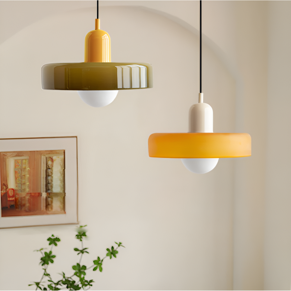 "Färgglad justerbar taklampa i glas, modern design med eleganta linjer och levande färger för stilfull belysning."