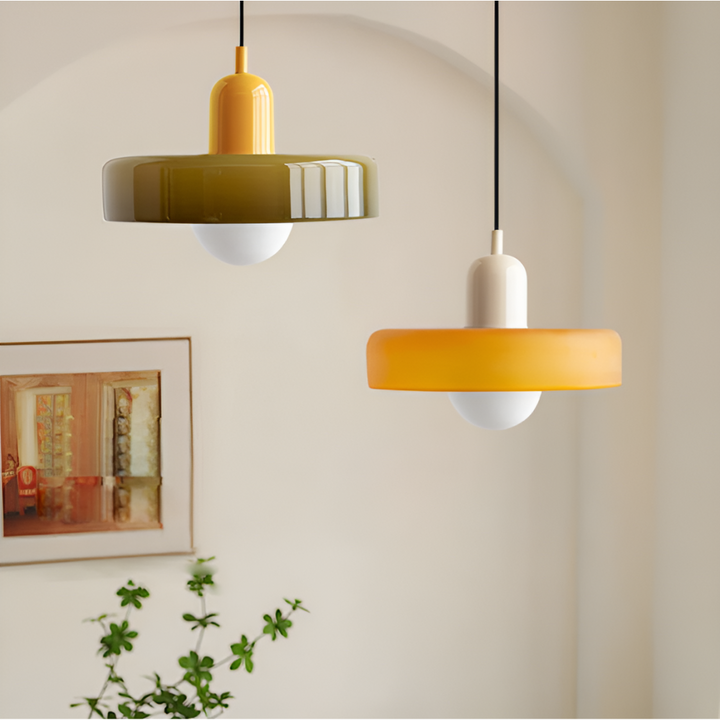 "Färgglad justerbar taklampa i glas, modern design med eleganta linjer och levande färger för stilfull belysning."