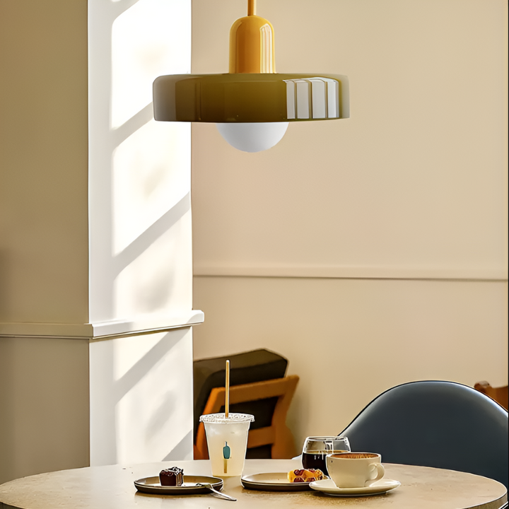 "Färgglad justerbar taklampa i glas, modern design med eleganta linjer och levande färger för stilfull belysning."