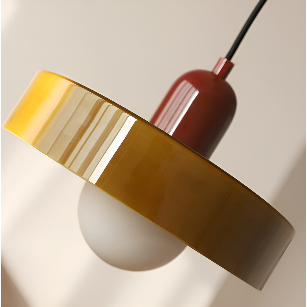 "Färgglad justerbar taklampa i glas, modern design med eleganta linjer och levande färger för stilfull belysning."