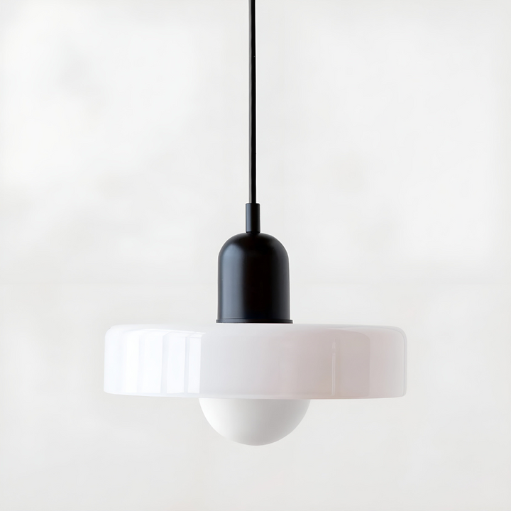"Färgglad justerbar taklampa i glas, modern design med eleganta linjer och levande färger för stilfull belysning."