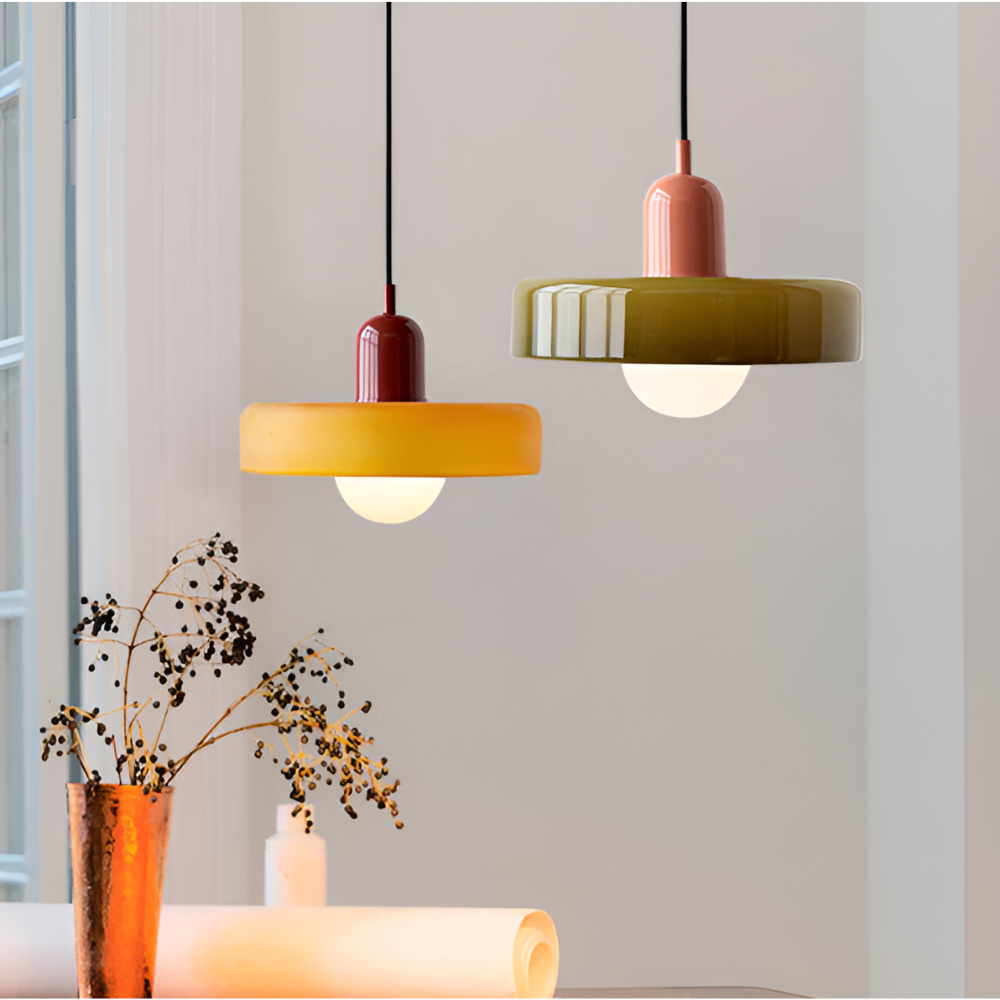 "Färgglad justerbar taklampa i glas, modern design med eleganta linjer och levande färger för stilfull belysning."