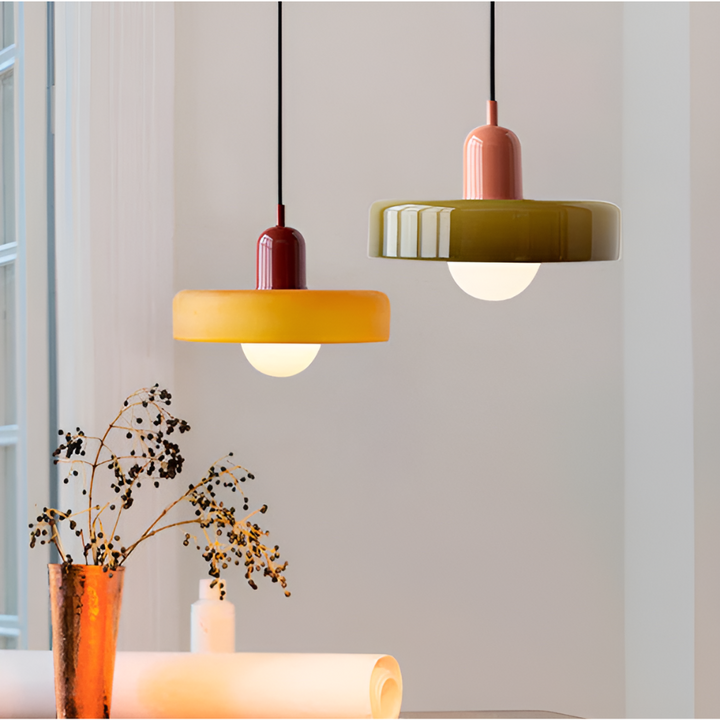 "Färgglad justerbar taklampa i glas, modern design med eleganta linjer och levande färger för stilfull belysning."