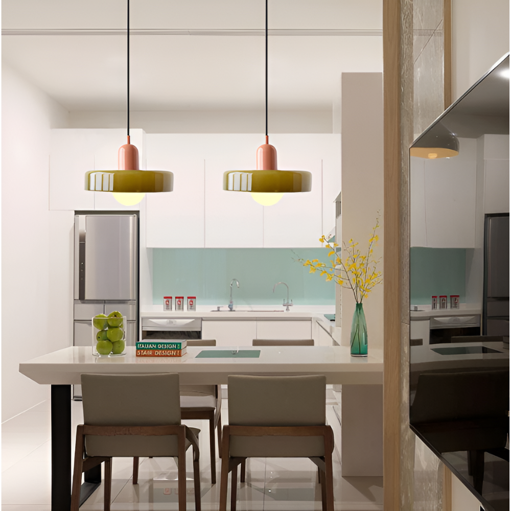 "Färgglad justerbar taklampa i glas, modern design med eleganta linjer och levande färger för stilfull belysning."