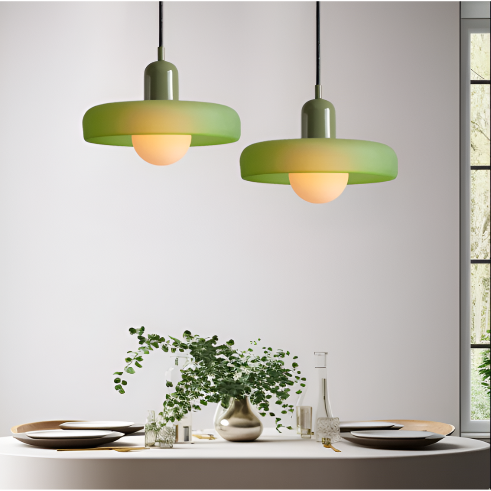"Färgglad justerbar taklampa i glas, modern design med eleganta linjer och levande färger för stilfull belysning."