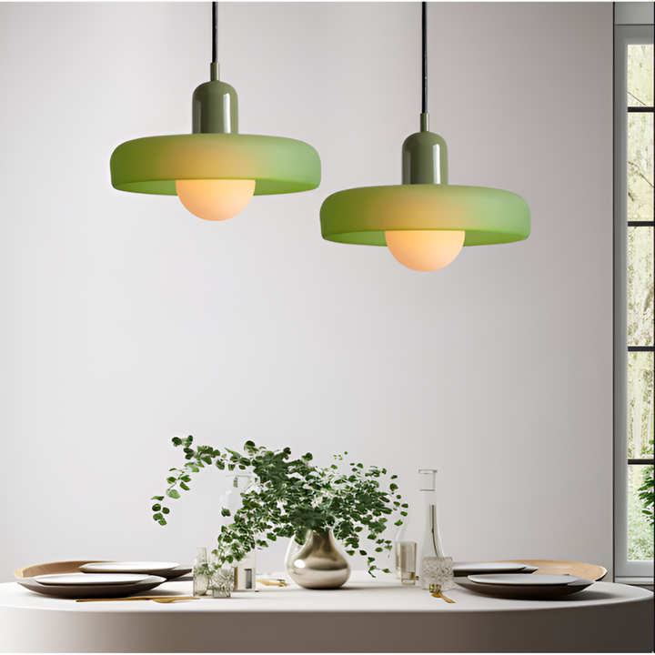 "Färgglad justerbar taklampa i glas, modern design med eleganta linjer och levande färger för stilfull belysning."