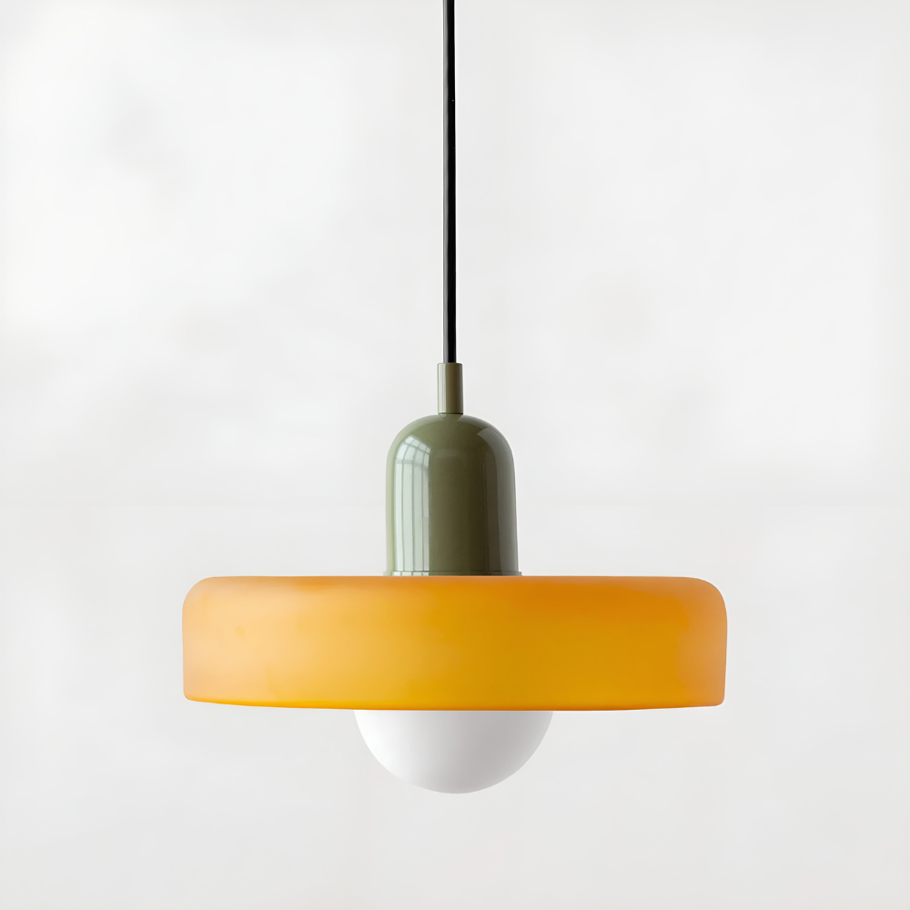 "Färgglad justerbar taklampa i glas, modern design med eleganta linjer och levande färger för stilfull belysning."