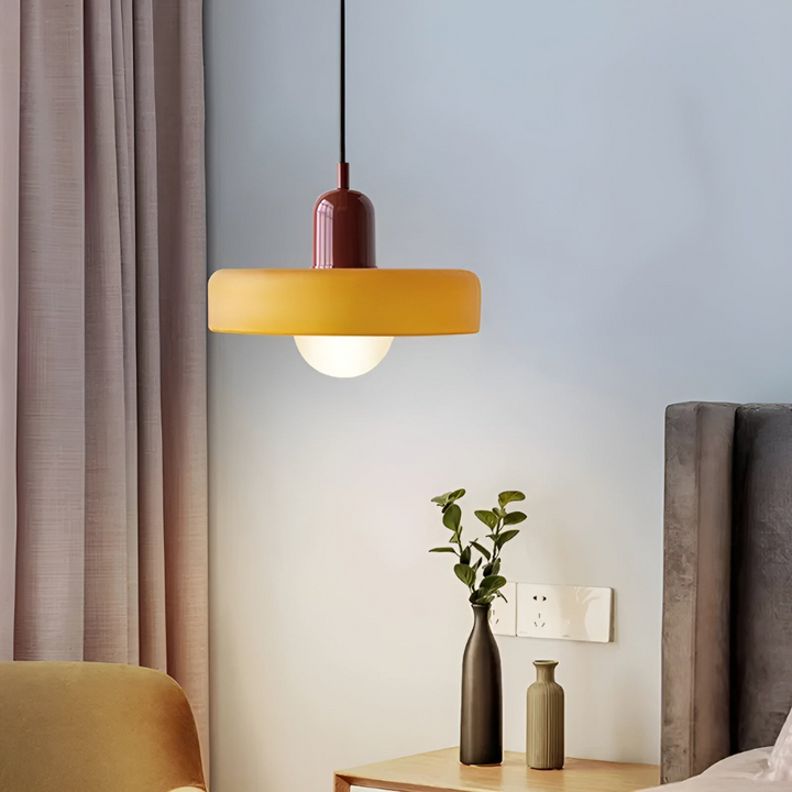 "Färgglad justerbar taklampa i glas, modern design med eleganta linjer och levande färger för stilfull belysning."