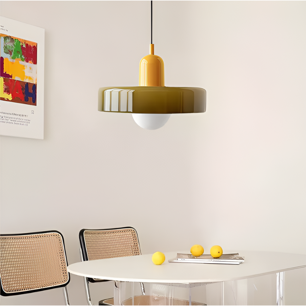 "Färgglad justerbar taklampa i glas, modern design med eleganta linjer och levande färger för stilfull belysning."
