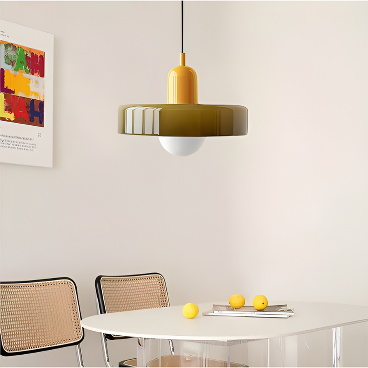 "Färgglad justerbar taklampa i glas, modern design med eleganta linjer och levande färger för stilfull belysning."