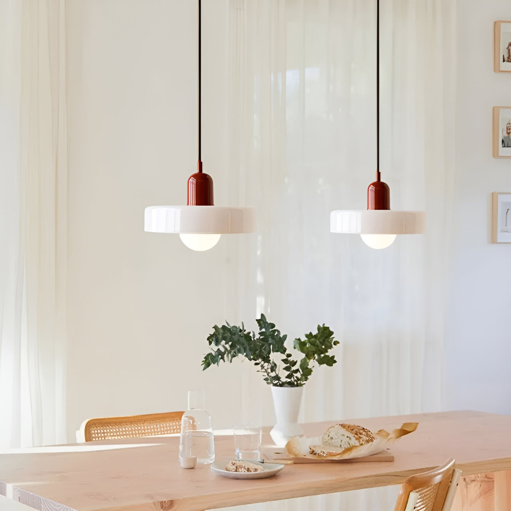 "Färgglad justerbar taklampa i glas, modern design med eleganta linjer och levande färger för stilfull belysning."