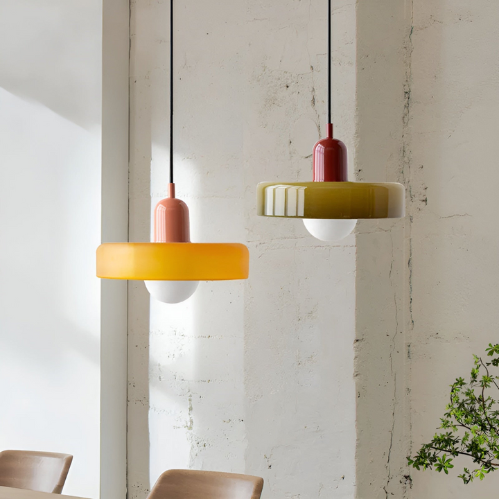 "Färgglad justerbar taklampa i glas, modern design med eleganta linjer och levande färger för stilfull belysning."