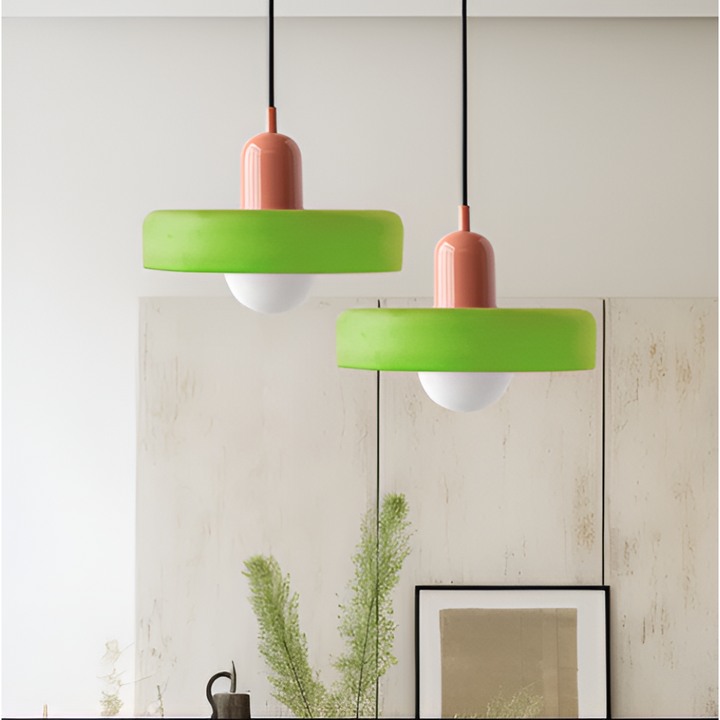 "Färgglad justerbar taklampa i glas, modern design med eleganta linjer och levande färger för stilfull belysning."