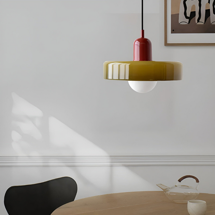 "Färgglad justerbar taklampa i glas, modern design med eleganta linjer och levande färger för stilfull belysning."