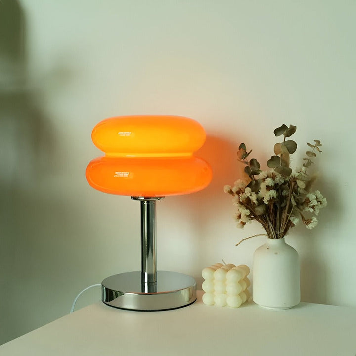 "Färgglad macaroninspirerad bordslampa av glas och järn med trendig design för livlig atmosfär och stilfull dekor."