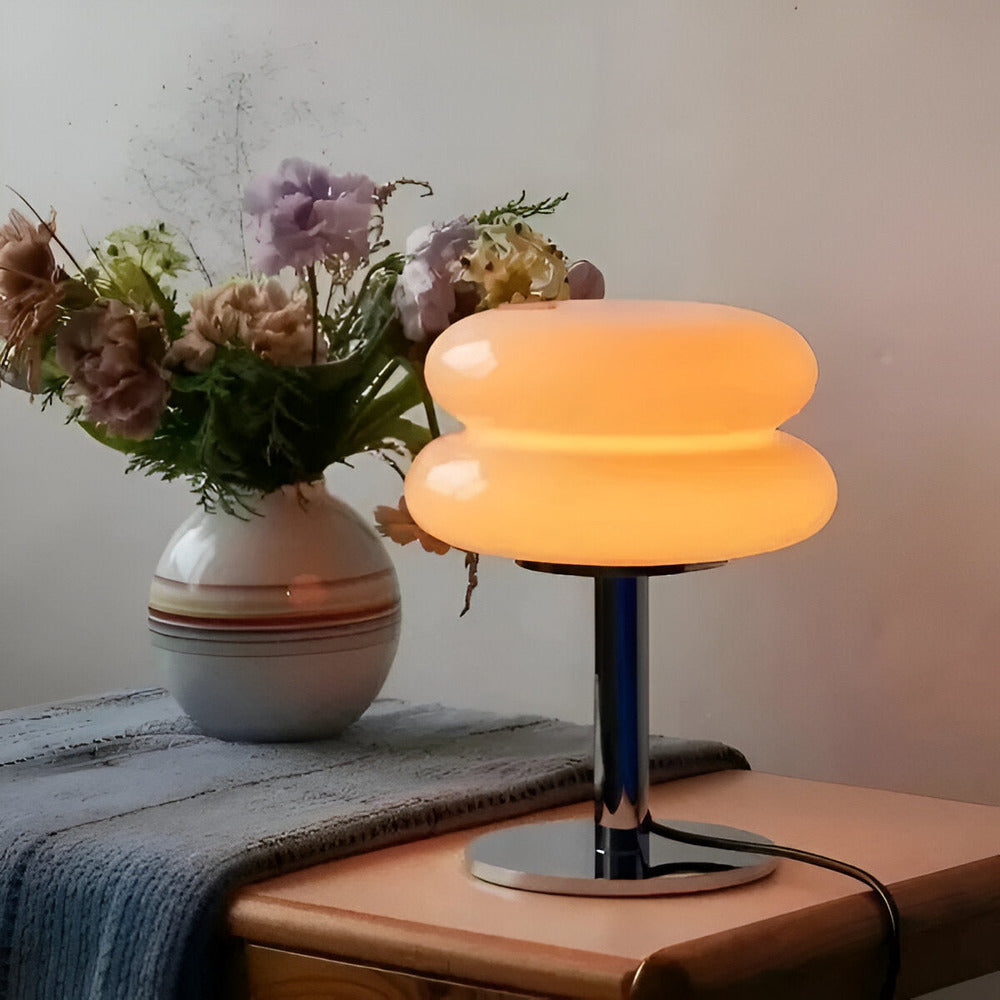 "Färgglad macaroninspirerad bordslampa av glas och järn med trendig design för livlig atmosfär och stilfull dekor."
