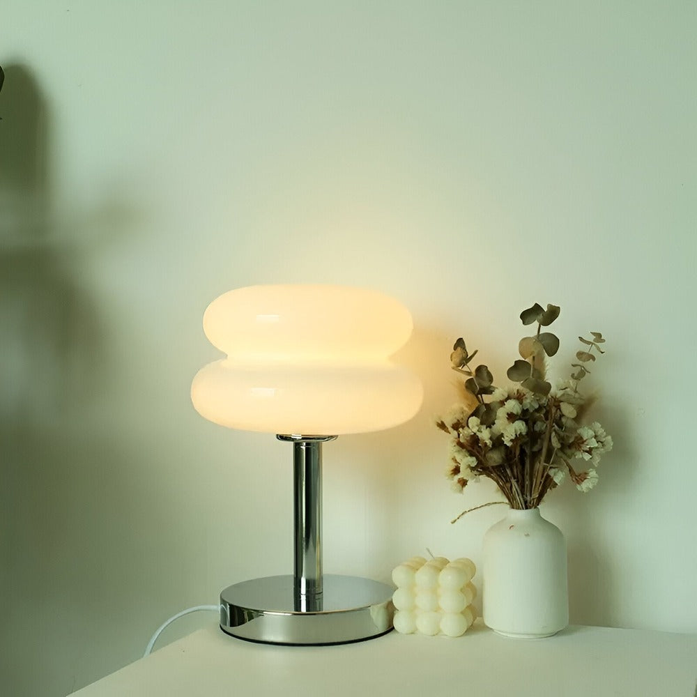 "Färgglad macaroninspirerad bordslampa av glas och järn med trendig design för livlig atmosfär och stilfull dekor."