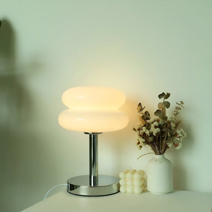 "Färgglad macaroninspirerad bordslampa av glas och järn med trendig design för livlig atmosfär och stilfull dekor."