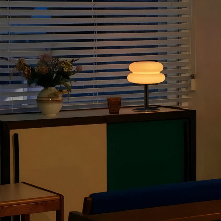 "Färgglad macaroninspirerad bordslampa av glas och järn med trendig design för livlig atmosfär och stilfull dekor."