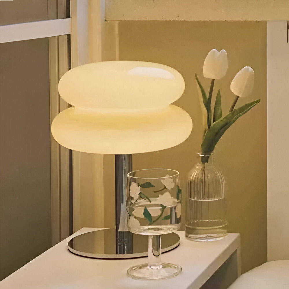 "Färgglad macaroninspirerad bordslampa av glas och järn med trendig design för livlig atmosfär och stilfull dekor."