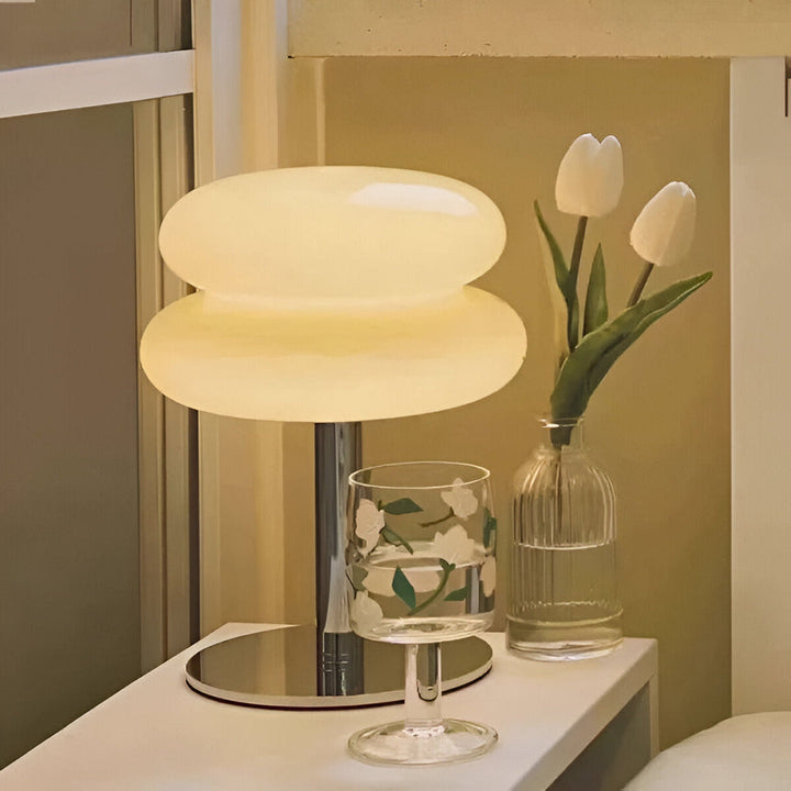 "Färgglad macaroninspirerad bordslampa av glas och järn med trendig design för livlig atmosfär och stilfull dekor."