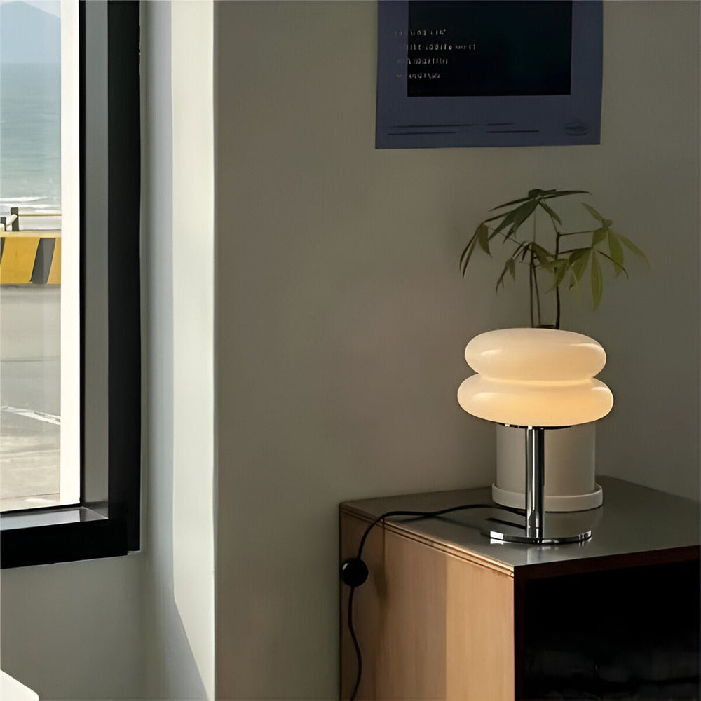 "Färgglad macaroninspirerad bordslampa av glas och järn med trendig design för livlig atmosfär och stilfull dekor."