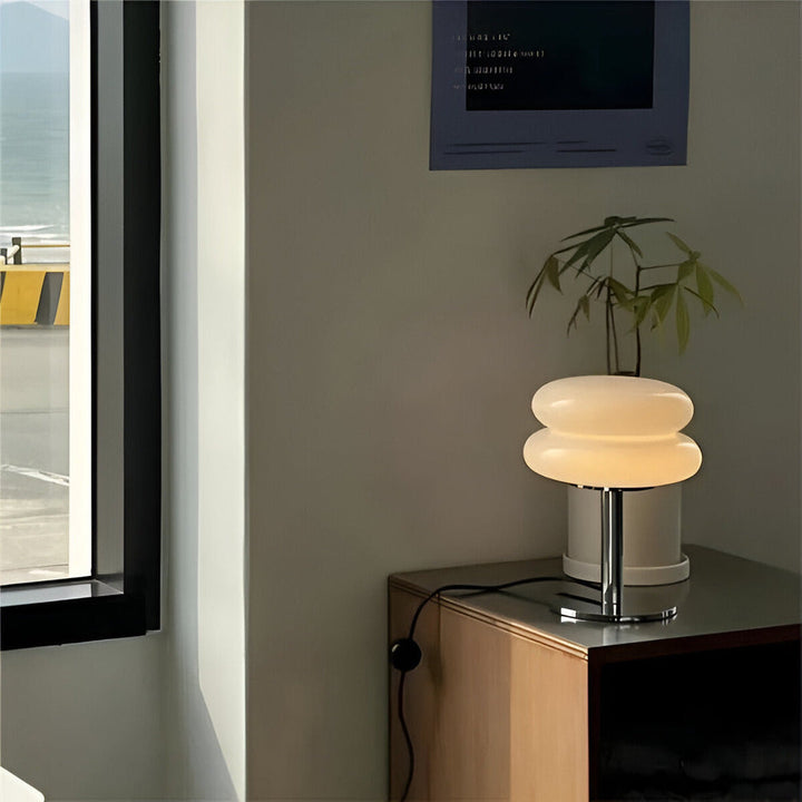 "Färgglad macaroninspirerad bordslampa av glas och järn med trendig design för livlig atmosfär och stilfull dekor."