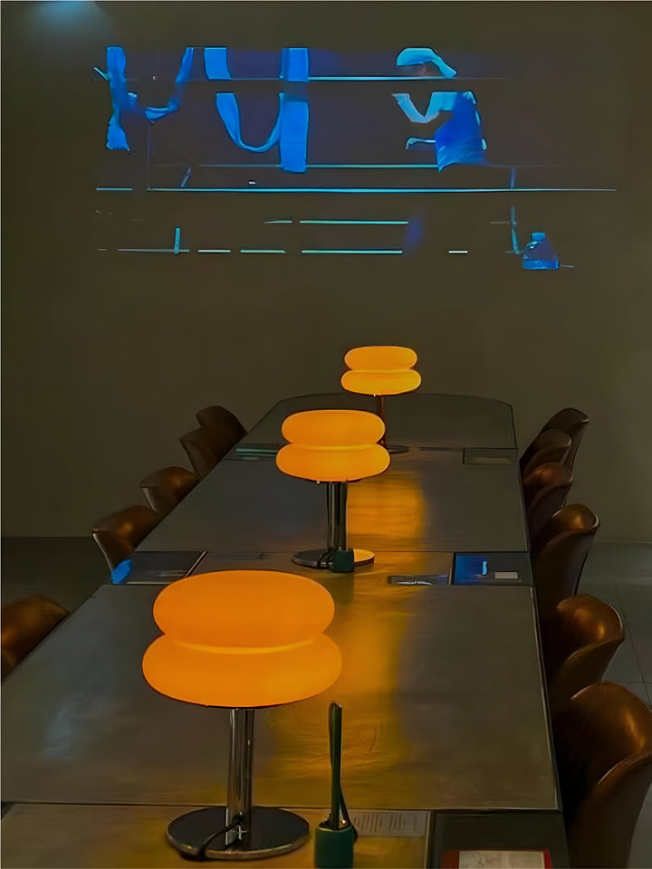 "Färgglad macaroninspirerad bordslampa av glas och järn med trendig design för livlig atmosfär och stilfull dekor."