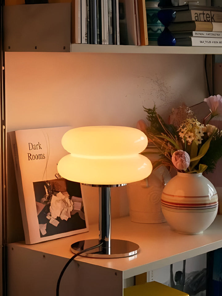 "Färgglad macaroninspirerad bordslampa av glas och järn med trendig design för livlig atmosfär och stilfull dekor."