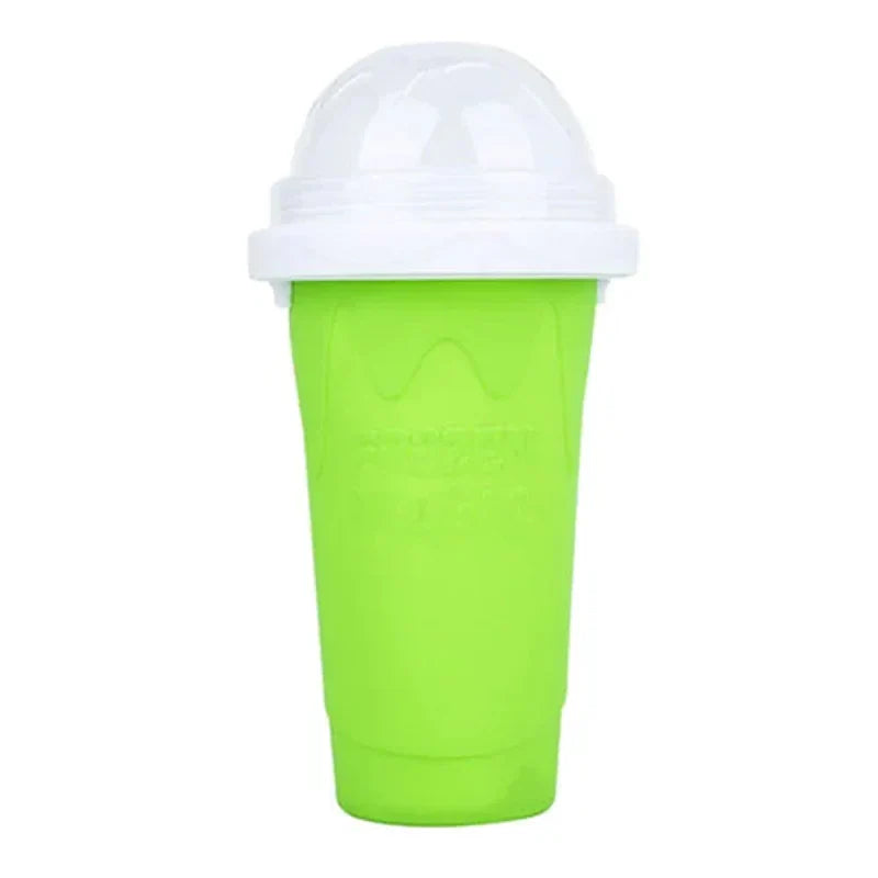 "Färgglad magisk slush-kopp i silikon för uppfriskande sommarfrysupplevelse. Perfekt för att göra frysta drycker hemma."