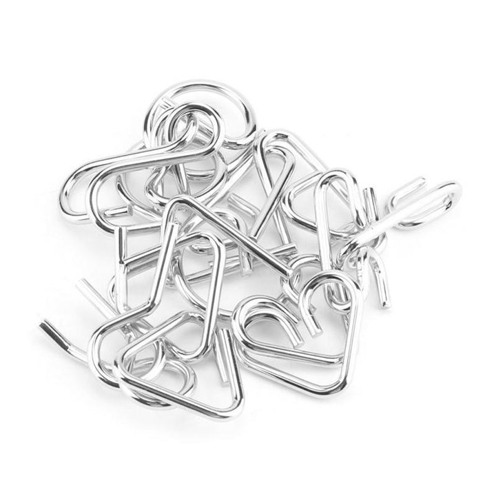 "Färgglad metallpusselring för barn, blå och gul design, utvecklar kreativitet och logiskt tänkande."