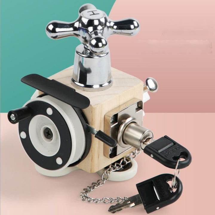 "Färgglad Montessori aktivitetskube av trä för småbarn, främjar lärande och kreativitet genom lek med säkra material."