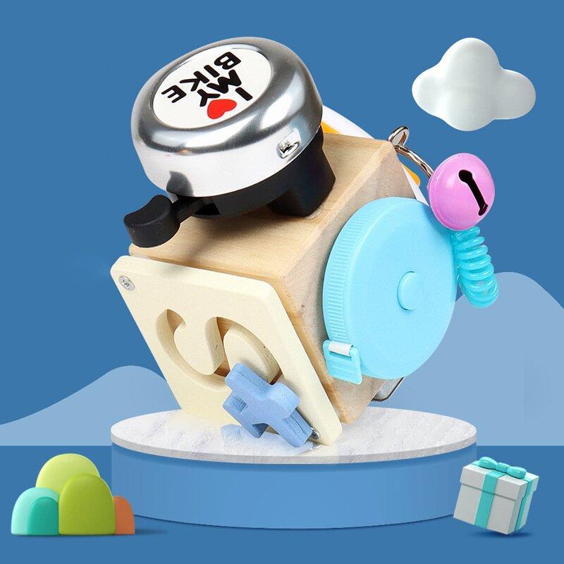 "Färgglad Montessori aktivitetskube av trä för småbarn, främjar lärande och kreativitet genom lek med säkra material."