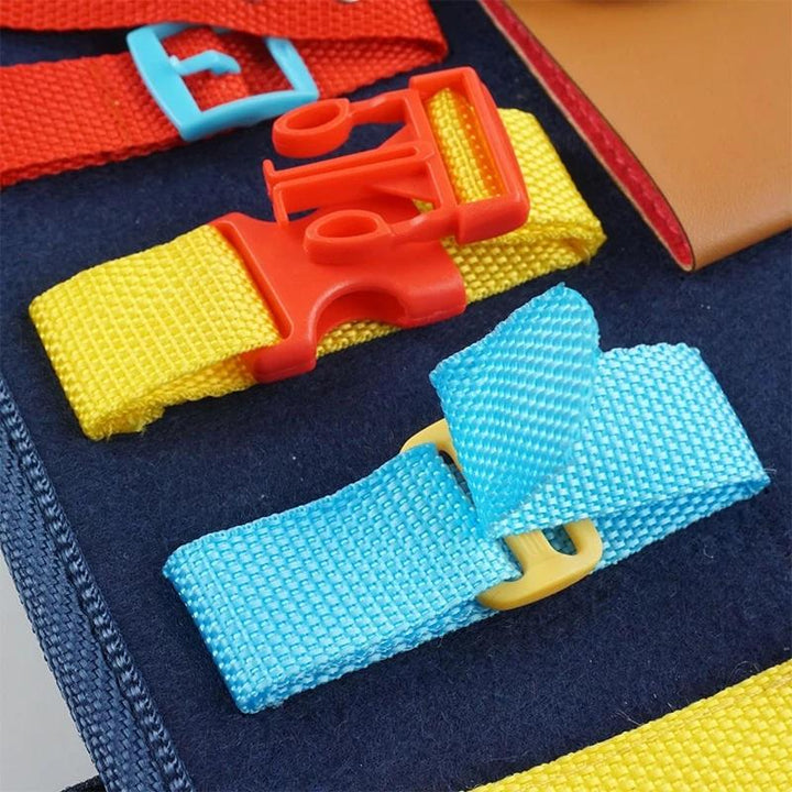 "Färgglad Montessori sysselbräda i trä med olika spännen, dragkedja och snäpplås för barn 2–7 år."