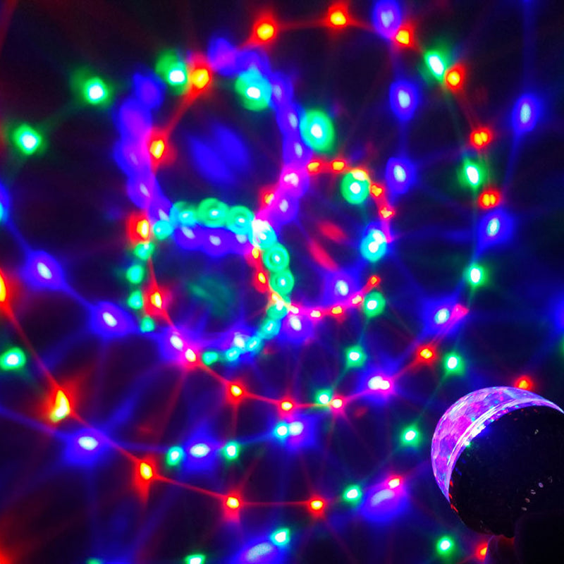 "Färgglad roterande LED-bolljus, skapar festligt ljusspel på väggar och tak, perfekt som dekorativ belysning."
