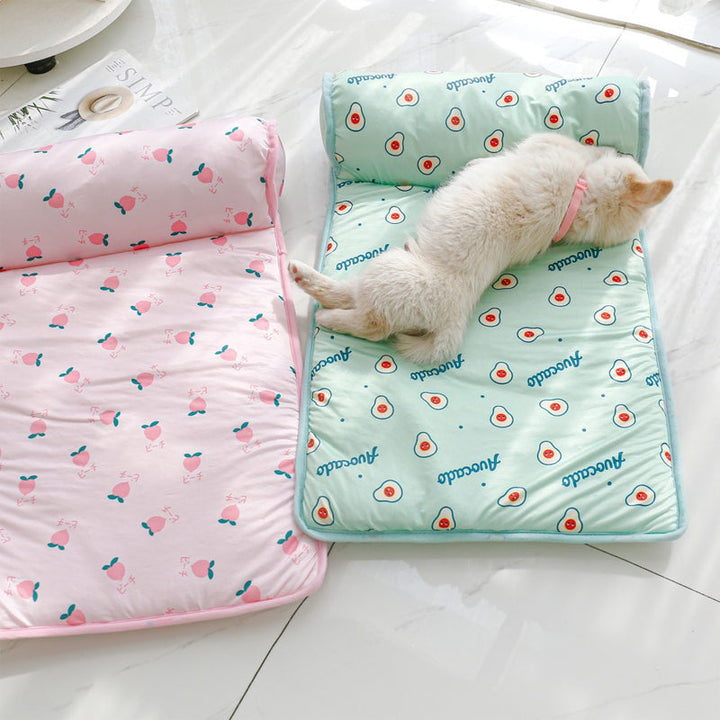 "Färgglad självkylande dyna för smådjur, 60x40 cm, med rosa körsbär och blå bananmönster för sval och bekväm vila."