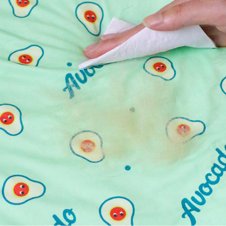 "Färgglad självkylande dyna för smådjur, 60x40 cm, med rosa körsbär och blå bananmönster för sval och bekväm vila."