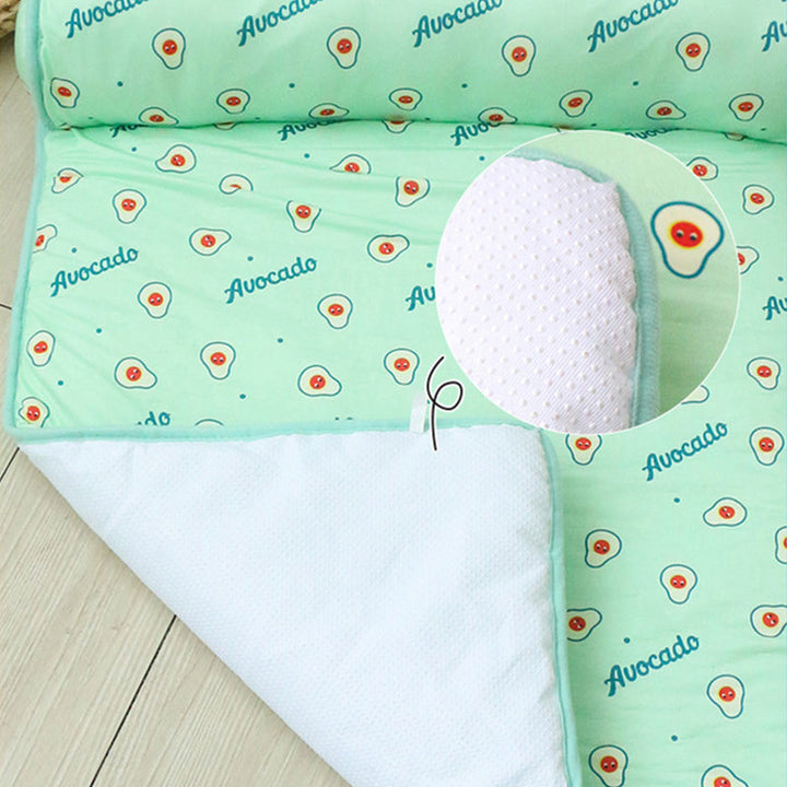 "Färgglad självkylande dyna för smådjur, 60x40 cm, med rosa körsbär och blå bananmönster för sval och bekväm vila."