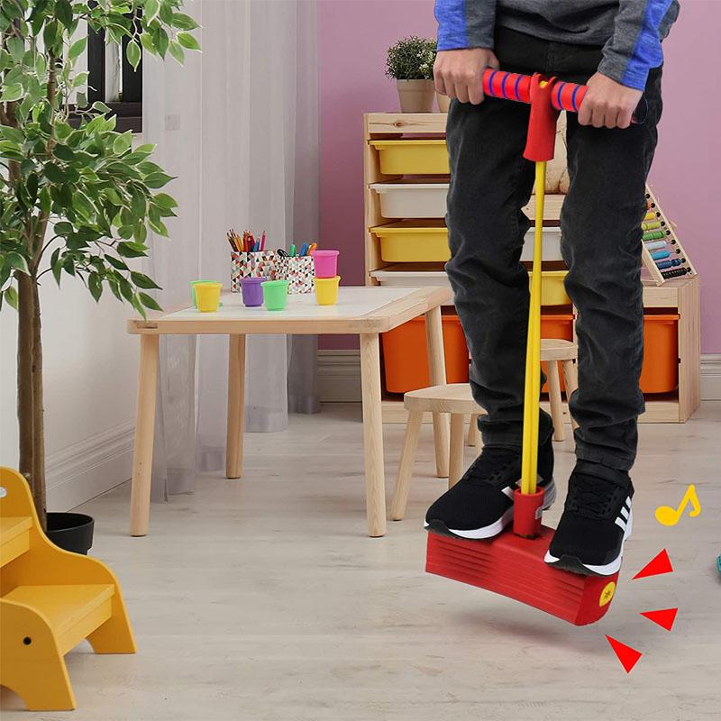 "Färgglad skum Pogo Hopper för barn med ljus och ljud, bekväma handtag och mjuk bas för säker inomhuslek."