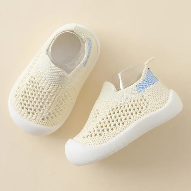 "Färgglada barnsneakers med andningsbart tyg och halksäker sula, perfekt för säkra och bekväma lekupplevelser."