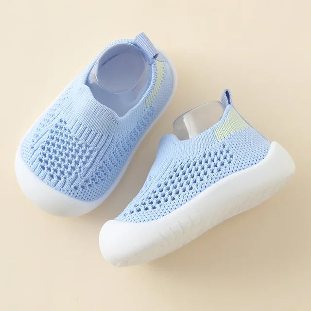 "Färgglada barnsneakers med andningsbart tyg och halksäker sula, perfekt för säkra och bekväma lekupplevelser."